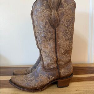 Cavenders size 6.5 Brown Embroidered Heeled Boots
